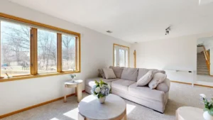 Modern eingerichtetes Wohnzimmer als Beispiel für Home Staging vor dem Immobilienverkauf